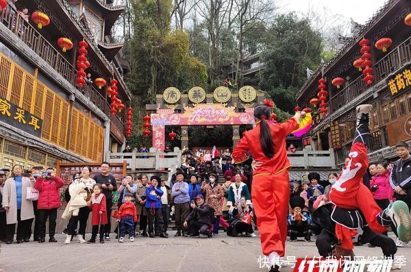 中年|凤凰春节假期旅游市场持续火爆 共接待游客28.35万人次