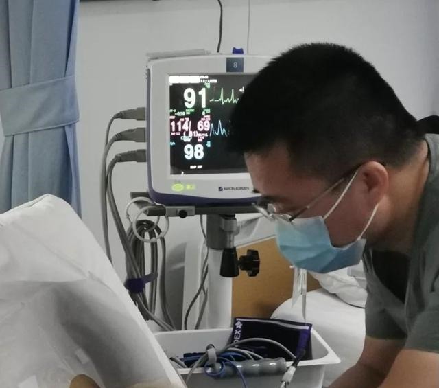 心脏中心|16岁初中生突然不能活动,医生从他体内抽出红色液体