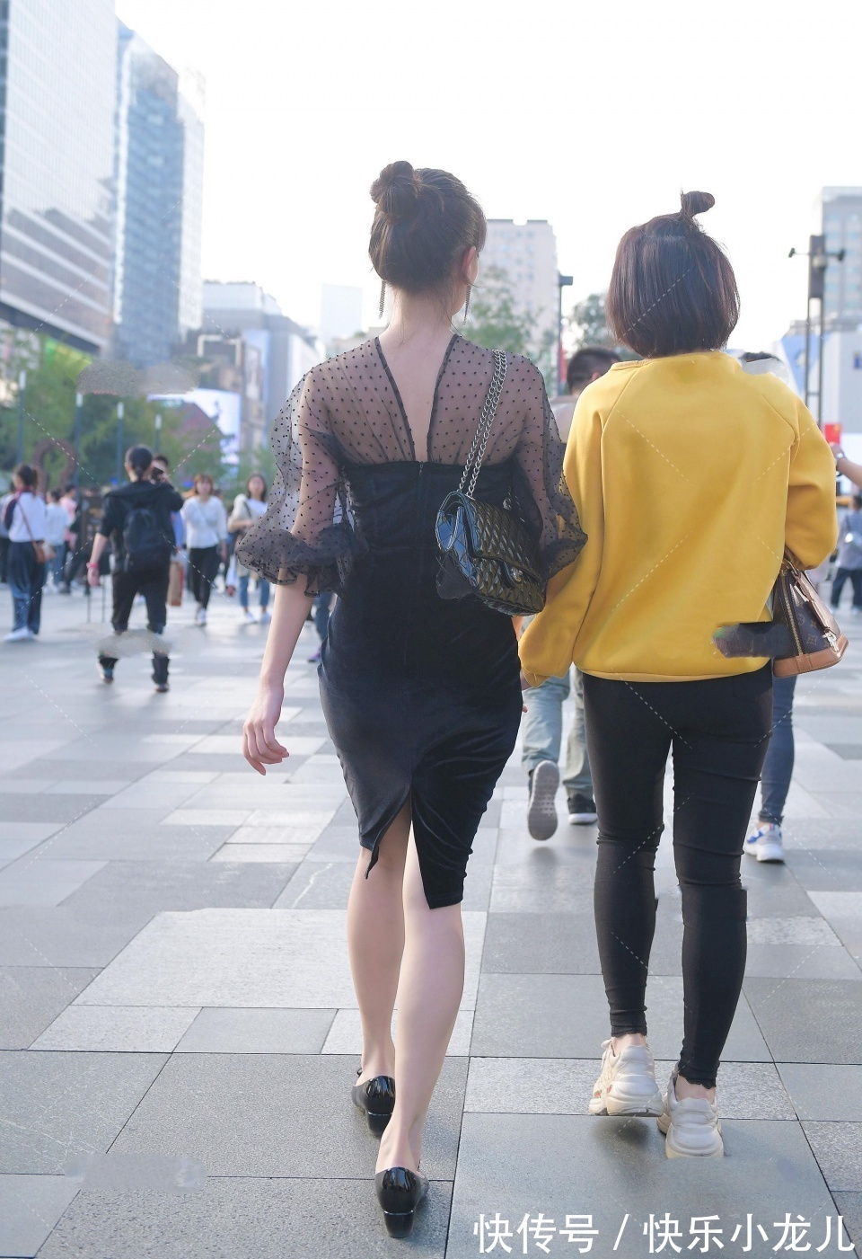 面料 黑色网纱波点裙搭配黑色鞋包,时尚优雅,尽显柔美身段