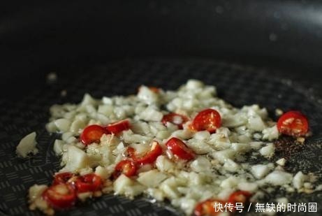 和韭菜是天生一对,钙含量是牛奶的3倍,三块钱炒一盘,太过瘾