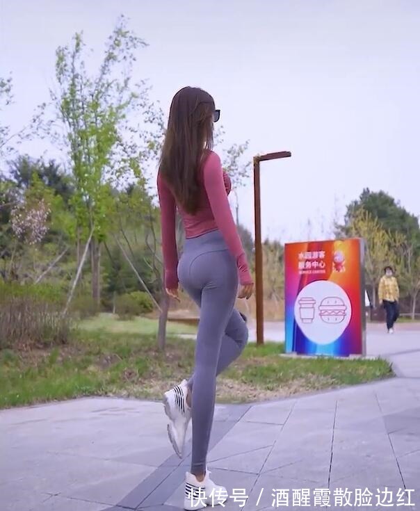 緊身褲|運動風格的造型，瑜伽褲綻放光彩，永遠的流行前線！