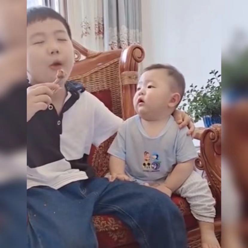 二宝|弟弟想吃哥哥手里的鸡腿，咽口水的样子萌翻了，网友：诱惑太大了