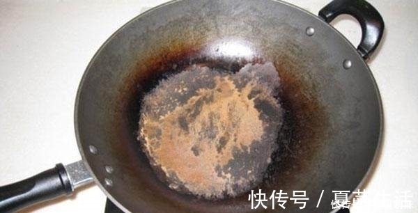 锅用久了又黑又脏,别着急丢!教你一妙招立马像新买的一样干净