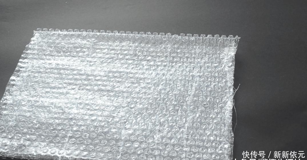 快递箱里的气泡垫别扔了, 没想到它作用这么大, 家家户户用的到