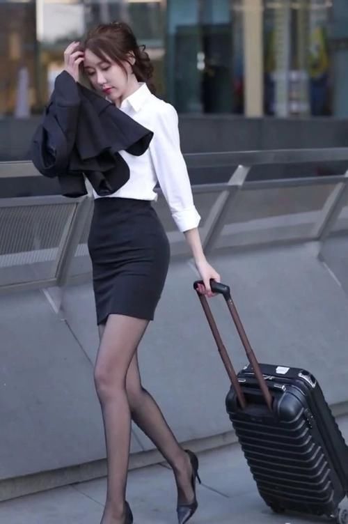 她为何敢在大街上穿“黑丝”看到腿后,明白就是任性的资本