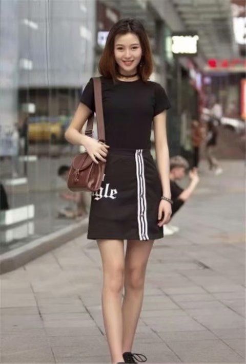 街拍:白色上衣搭配牛仔短裤,小巧的面颊,看起来非常漂亮