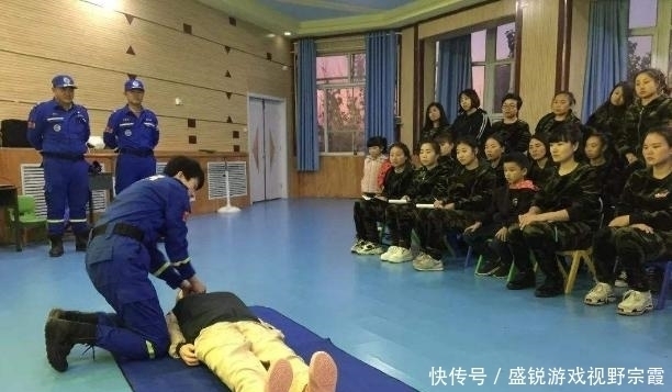 口香糖|3岁男孩误食干燥剂,奶奶迅速做了一个动作,医生点赞:手法高明