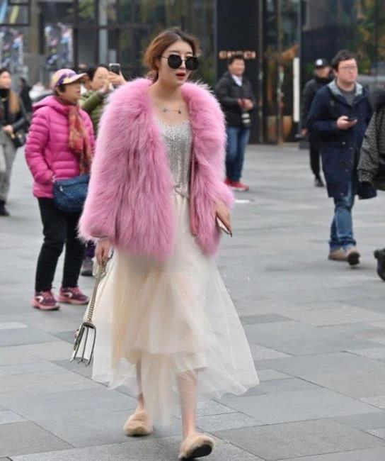 街拍:灼灼其华的美女,卡其色上衣配白色紧身裤,唯美好身姿