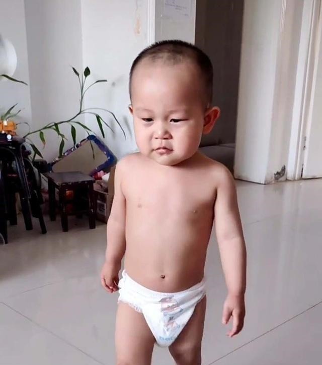 妈妈|萌娃半夜不睡被妈妈赶下床,宝爸幸灾乐祸躺沙发儿子,爸懂你