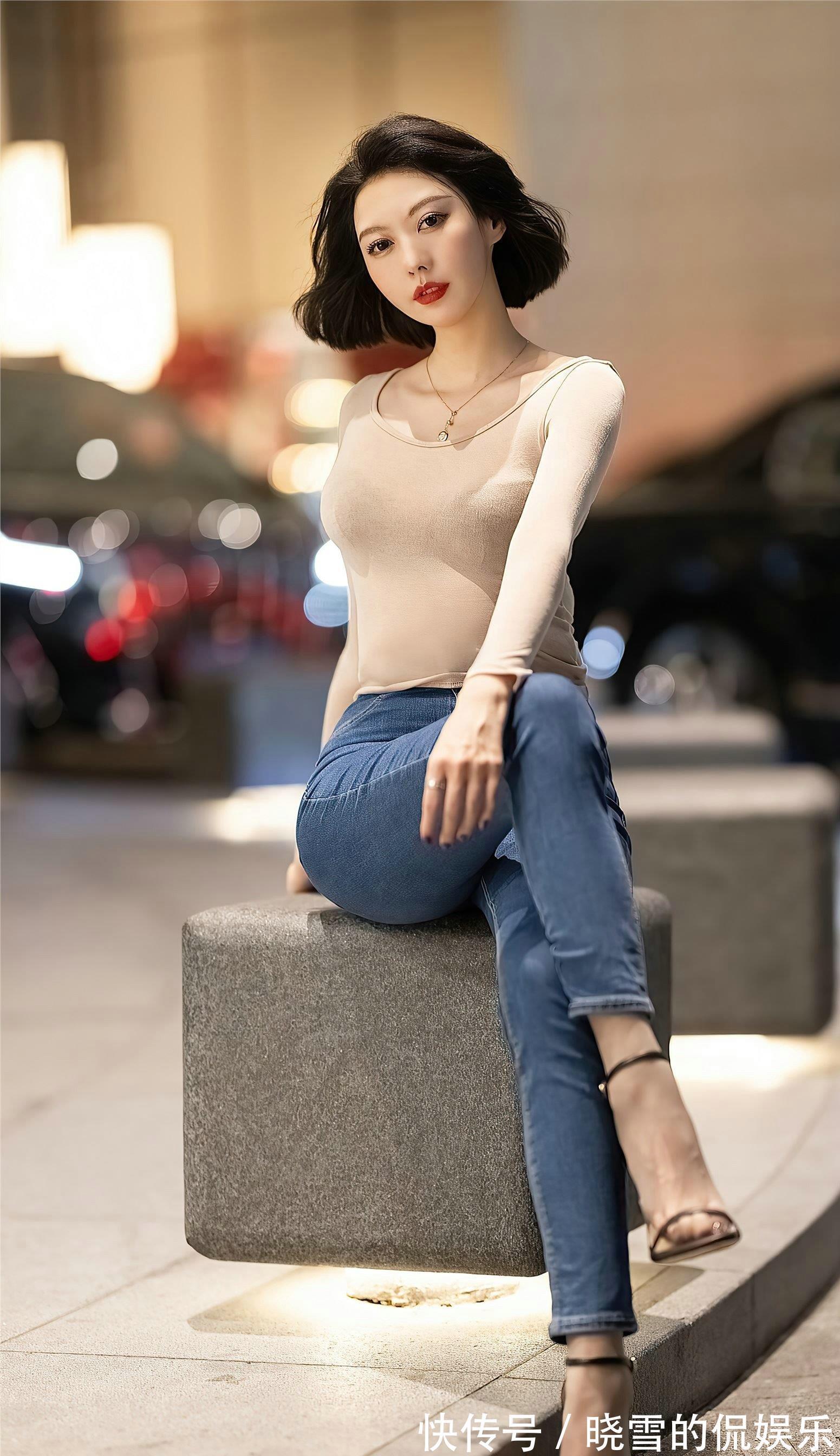 打底裤|蓝色的牛仔裤简约大气的设计,修身的版型衬托出精致有型的身材