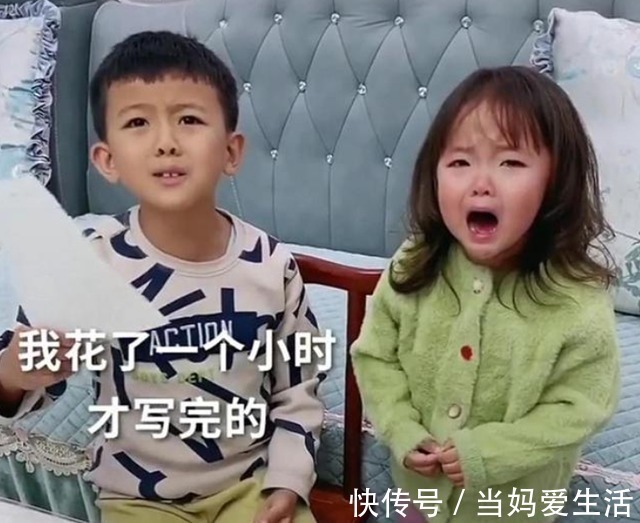 父母|写作业遇难题,哥哥把2胎妹妹摆桌上“镇题”,网友:最萌陪读