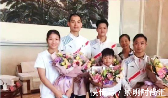 中国跳水队|领导给全红婵献花!14岁天才接过花不停瞅,红姐把领导“晾”一边