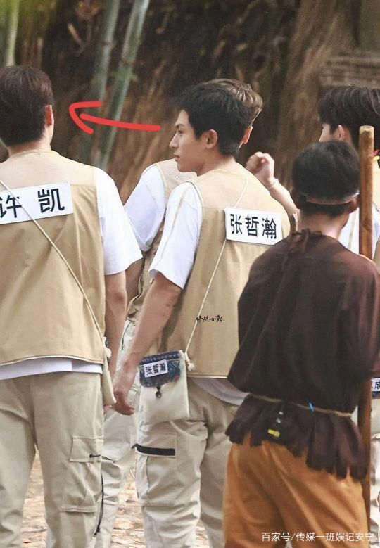 当天,蔡徐坤,王嘉尔两人也被拍到勾肩搭背地出现在"跑男"节目录制现场