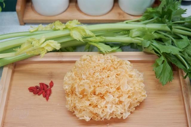 芹菜|秋季，银耳和芹菜是绝配菜，入秋后要常吃，很多人还不知道有啥用