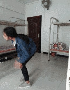 |搞笑GIF：这一跳确实挺意外 原谅我不厚道的笑了