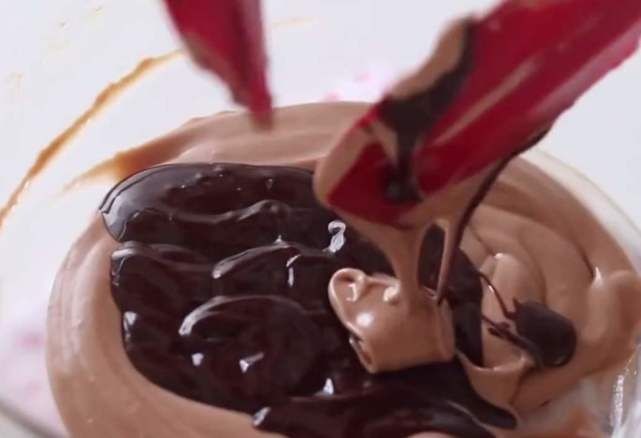 瞬间|顶级大厨制作“巧克力花”,浇下奶茶的瞬间,才是震撼的开始