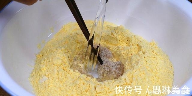 玉米面不要只做窝窝头了，试试这样做，连挑食的人也能吃2个