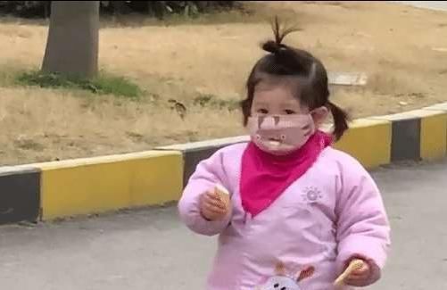 记录|宝宝戴着口罩,还能吃饼干,似乎总感觉哪里不对劲,萌翻了!