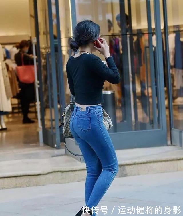 女神|黑V领与蓝色牛仔裤搭配,尽显高雅妩媚高冷女神范儿