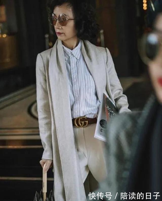 腰带 50岁女人,穿衣别太随便!瞧优雅的三木妈,她的穿搭值得借鉴!