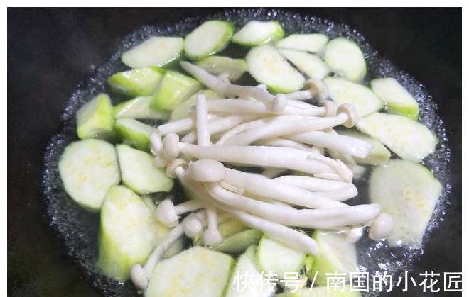 多喝|打丝瓜汤时，记得多加1步，丝瓜翠绿不发黑，立秋后要多喝