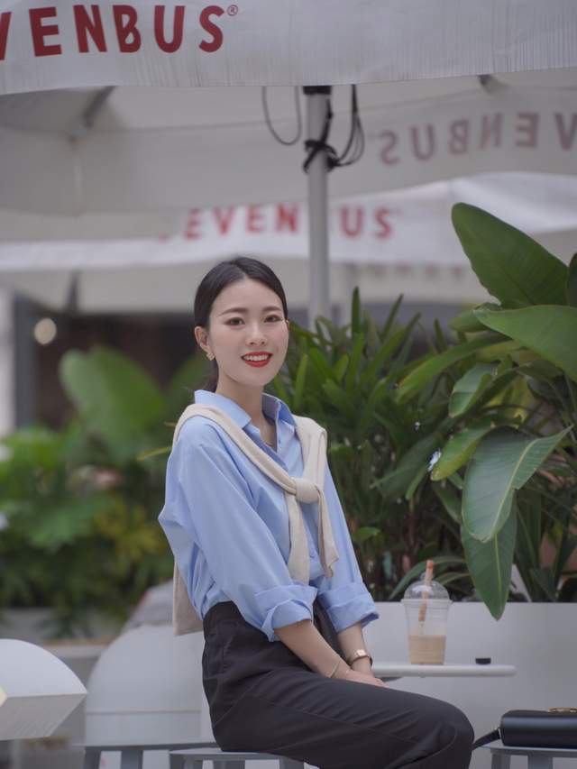 穿搭|40+女性怎么穿才干练洋气,蓝色衬衫搭配西装裤通勤洋气,超显白