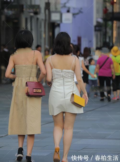 黄色|白色吊带连衣裙搭配黄色高跟鞋,优雅不失元气