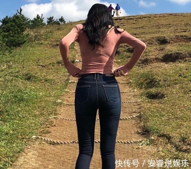 穿搭|牛仔裤与打底衫的美搭，总能展现女孩的青春活力