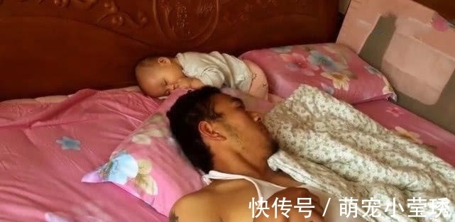 河南|河南爸爸睡觉太沉了, 醒来却瞧不见宝宝, 接下来的表情太逗