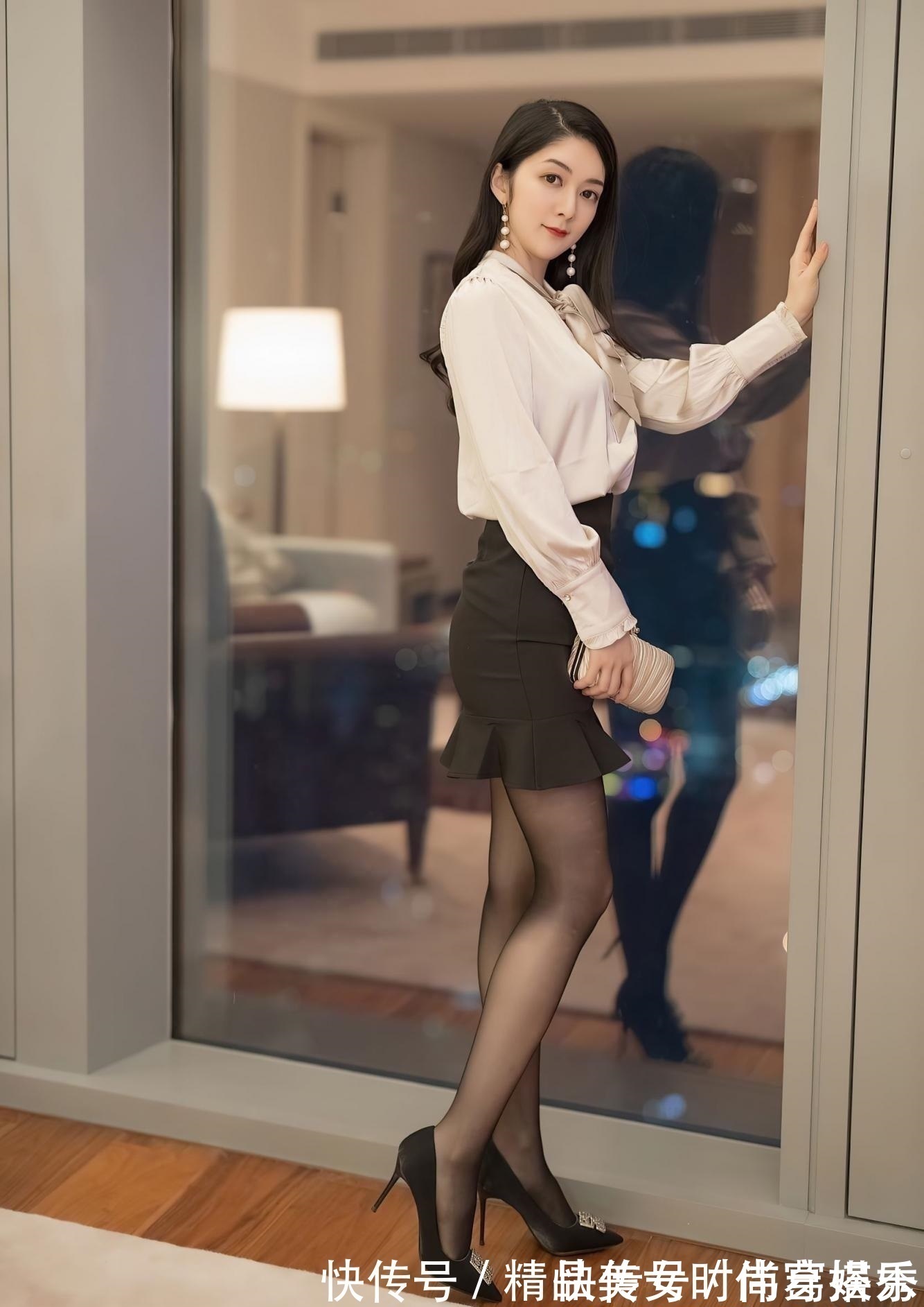 杏色 杏色衬衫搭配黑色高腰半身裙,优雅大方,温婉甜美