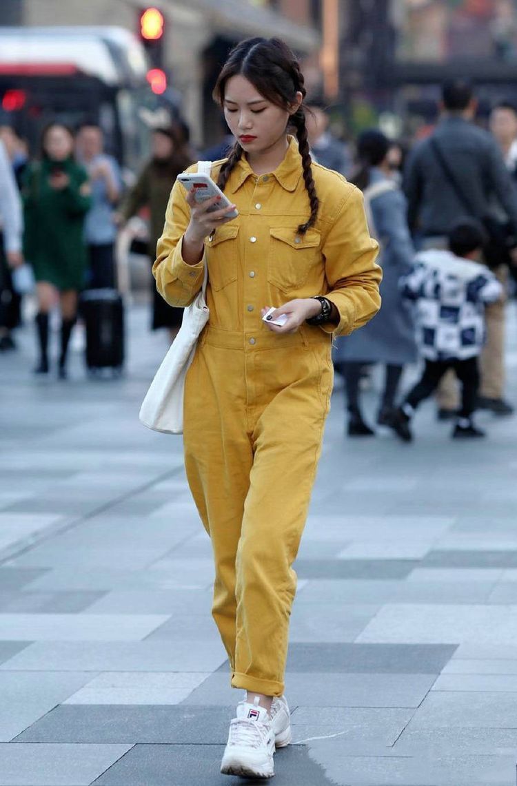 街拍:小姐姐内搭一件白色的背心,显得清爽又气质,十分的有魅力