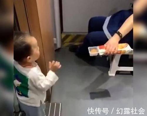 零食|高铁上,3岁男孩看到乘务员吃零食就迈不开腿,网友:真心顶不住