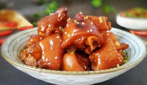  红烧猪蹄怎么做才香？做好“4步”，猪蹄香软无腥，红亮诱人