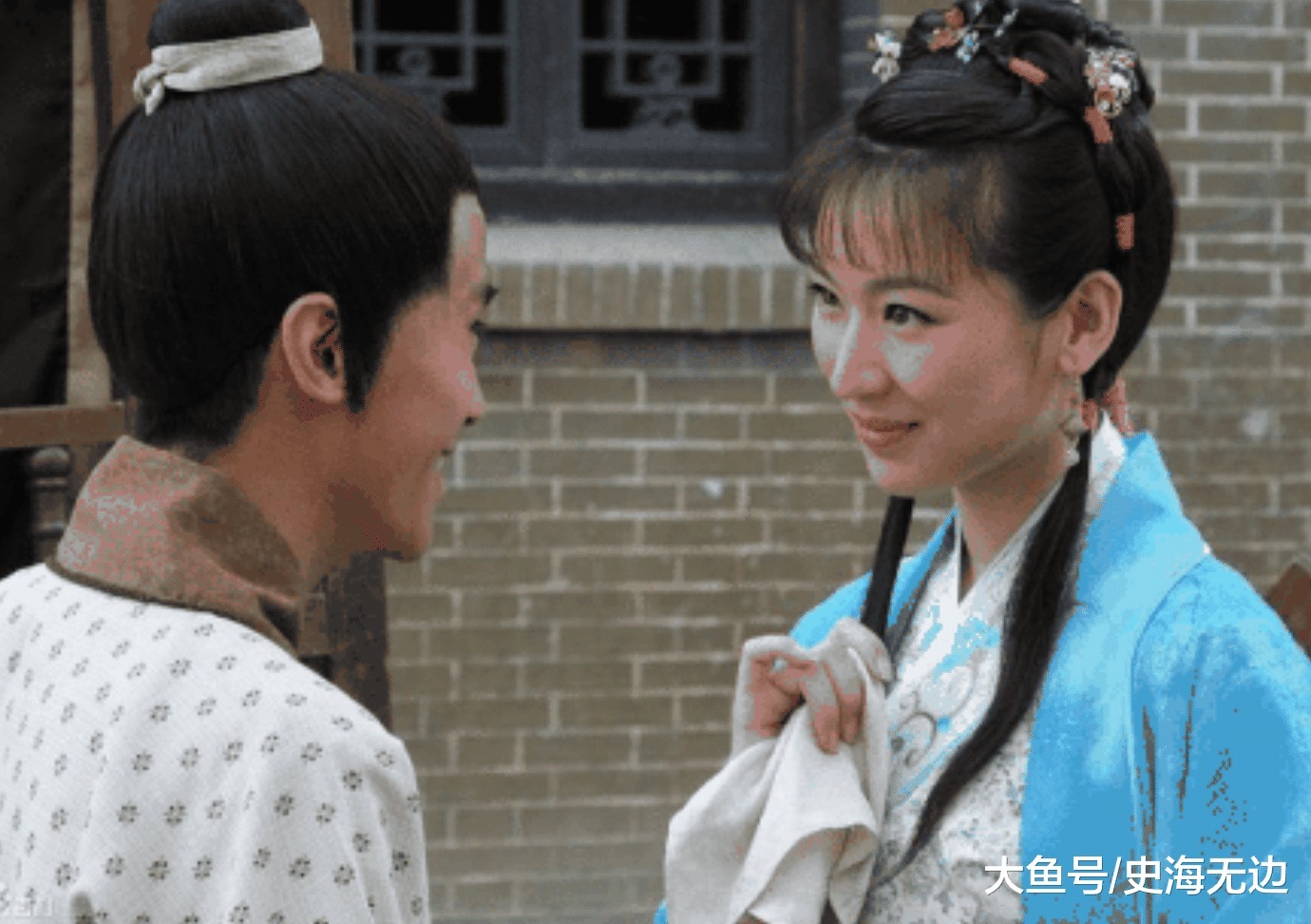 袭人挨了贾宝玉一脚,落下了病根,最后被贾府撵走