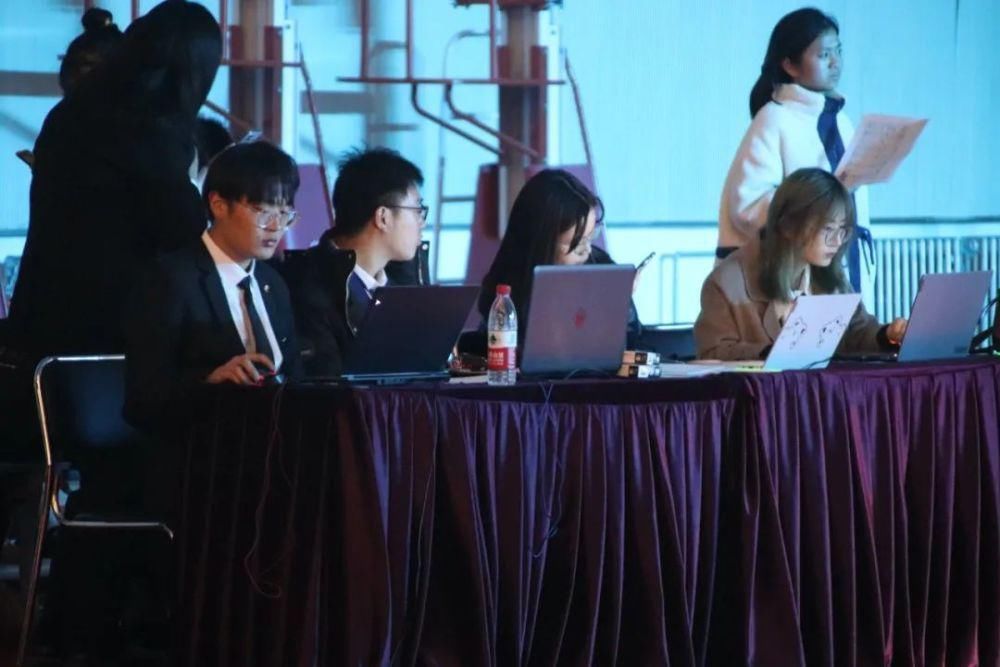 冬天的第二场雪和今晚的校园歌手大赛更配噢～