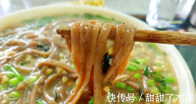 芝麻叶|第一次看到吃面条还要排队的,口感吃起来有点小筋道,吃不够!