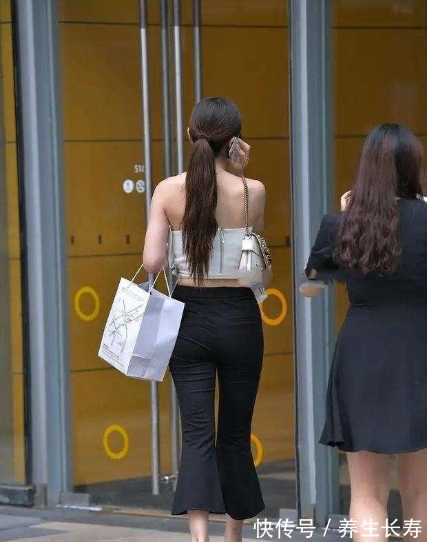 职业女性 黑色露脐西服搭配蓝色打底裤,凸显职业女性专业,风姿卓越!