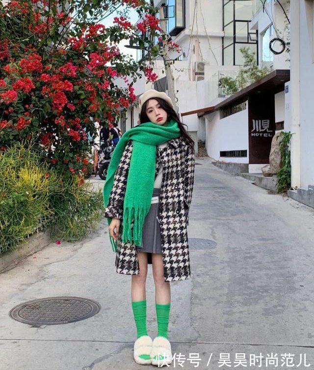 画家帽 冬日温柔风穿搭,还得是大衣+围巾更合适,保暖时尚又不挑年龄