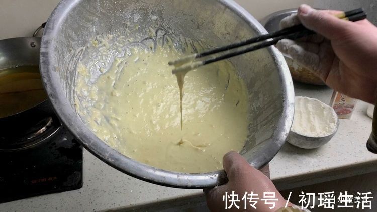 小鱼|炸鱼时，有人用淀粉有人用面粉？都不对，大厨教你正确做法