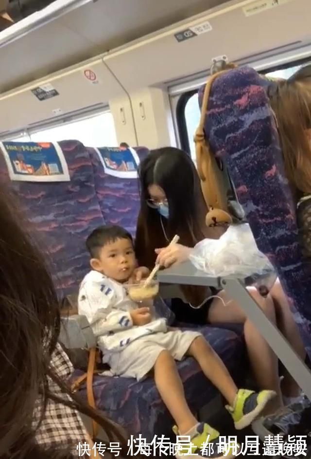 宝宝|妈妈带娃坐高铁,中途去了趟厕所,回来后发现儿子已“另有新欢”,当即无语