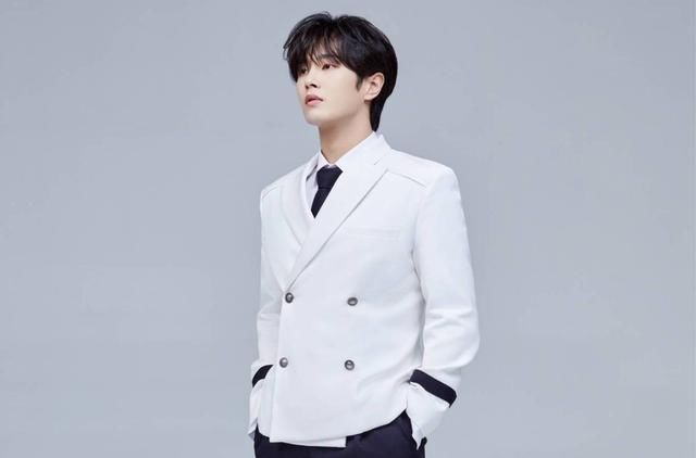 他和王一博为同一个组合,如今王一博人气高涨,他却发展尴尬?