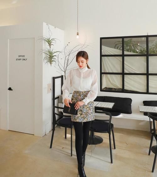  到底|美女穿搭：白色蕾丝长衫，优雅演绎到底，笑容更加迷人