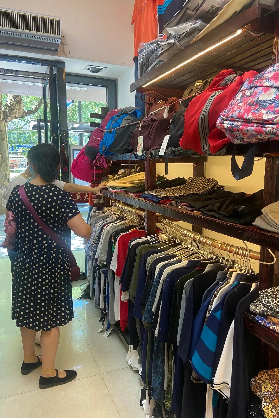 中山北路|这家专做胖子生意的服装店，电商都干不倒它！25年过去了，店长…