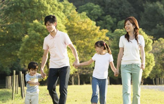 妈妈和爸爸|妈妈和爸爸分别假装晕倒，但下一个1岁女儿的反应让她顿时心痛