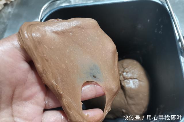  看起来|这是一款看起来很丑却很好吃的面包，双倍浓香可可面包送给你