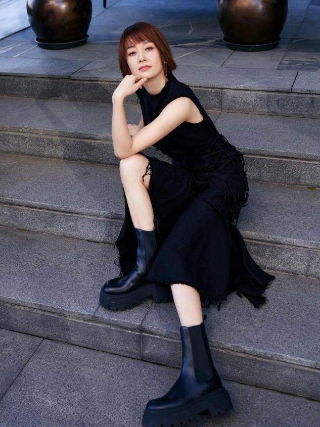 时尚感 马伊琍小女儿生日,她穿V领毛衣暴露好身材,脸嫩的和女儿像姐妹