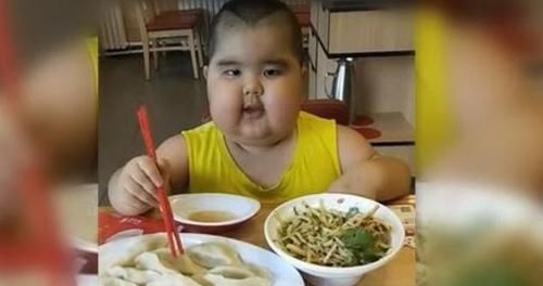 宠溺孩子|6岁胖墩儿猛吃饺子，可爱背后藏着隐患，网友：多吃点，娃瘦了