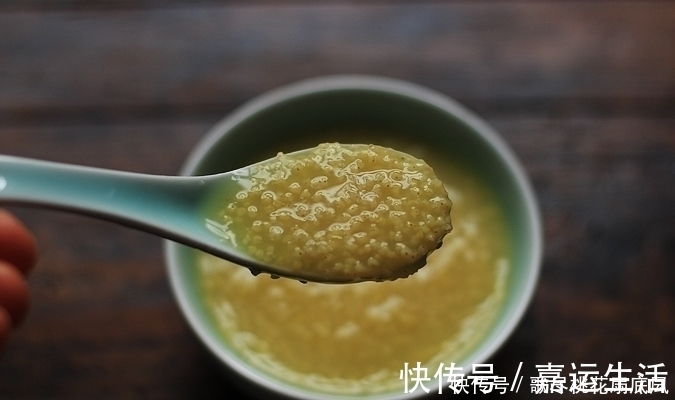 米油|熬小米粥,直接用清水熬是外行牢记4点,粥香浓黏稠,米油厚厚