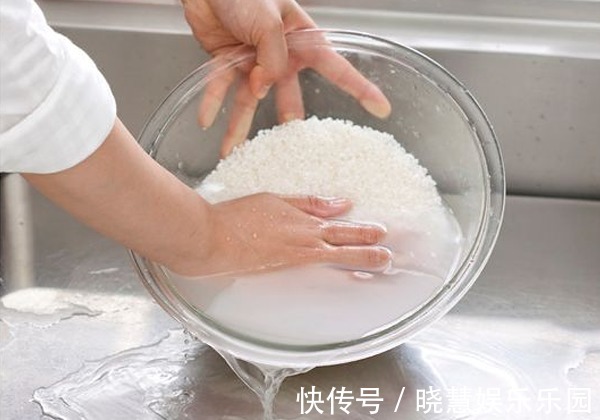 淘完米后的淘米水先别急着倒掉,它还有着这些妙用