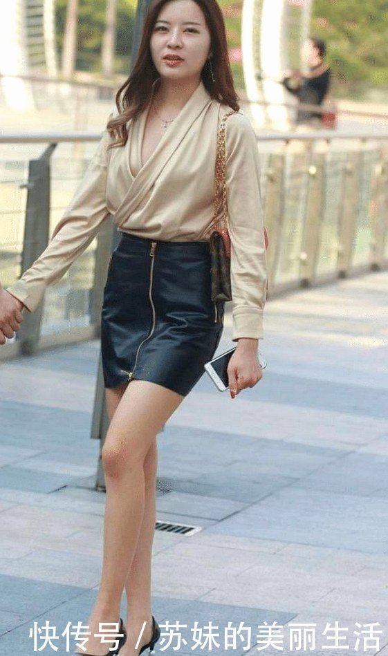 本人的目|系带背心搭配高腰皮包臀短裙,气质感瞬间上涨